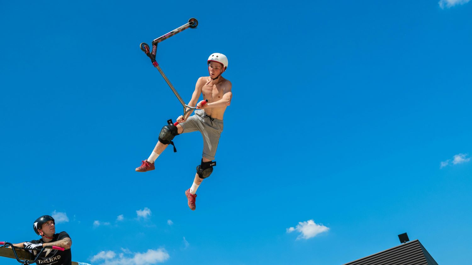 Triky ve skateparku na koloběžce